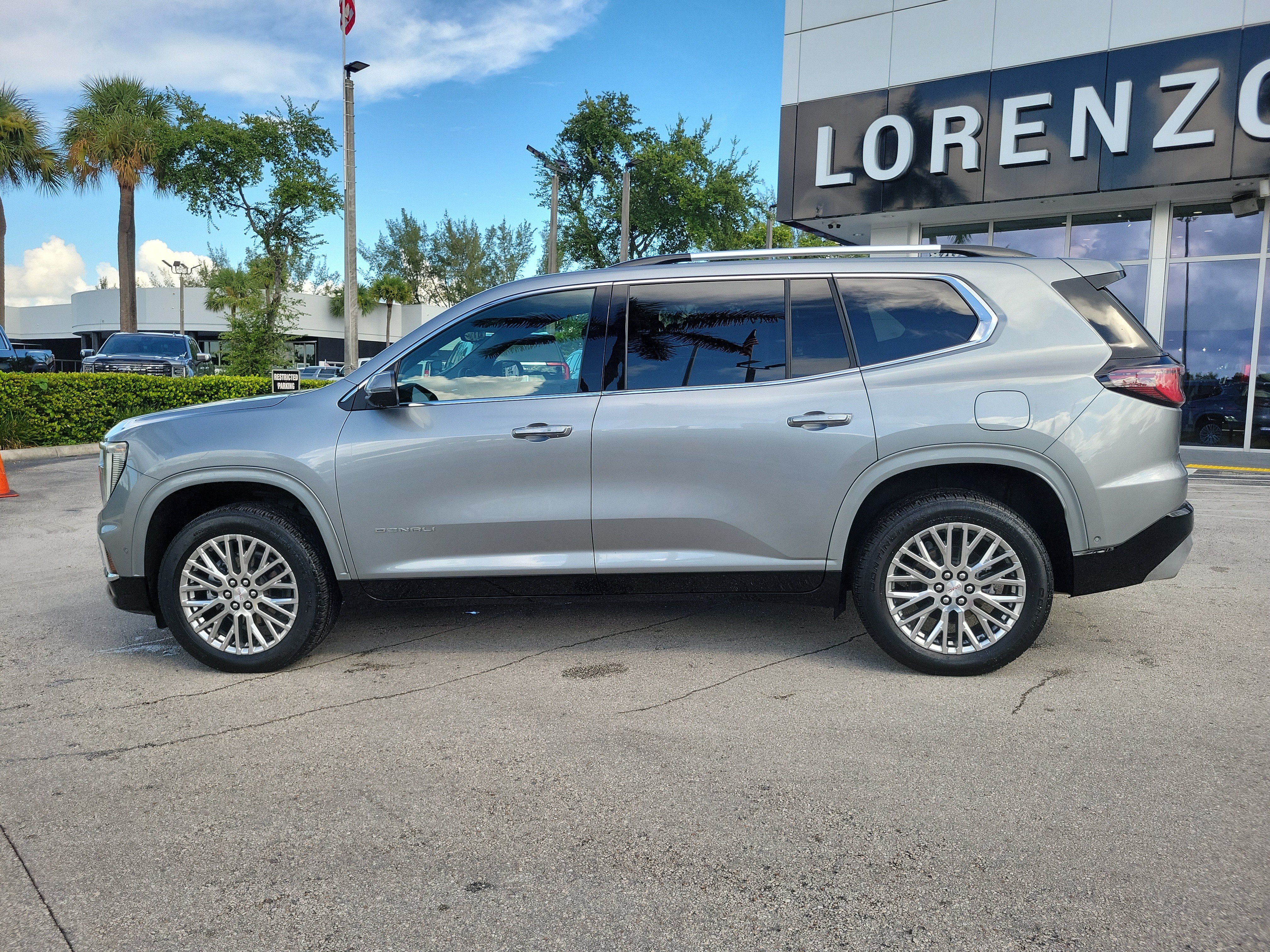 Used 2025 GMC Acadia Denali w/ Super Cruise Package FWD image 8