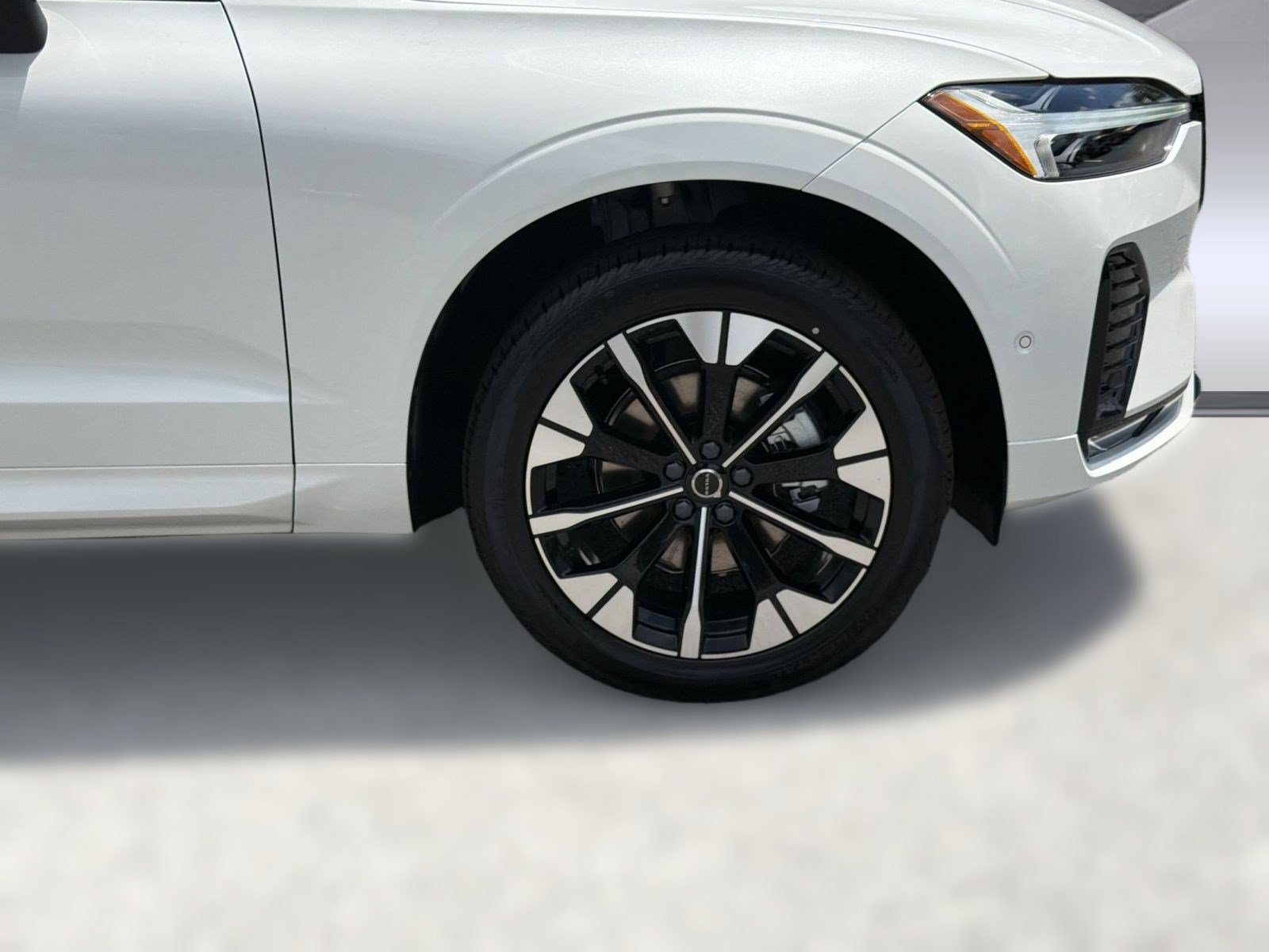 New 2026 Volvo XC60 B5 Plus w/ Protection Package AWD/4WD image 12