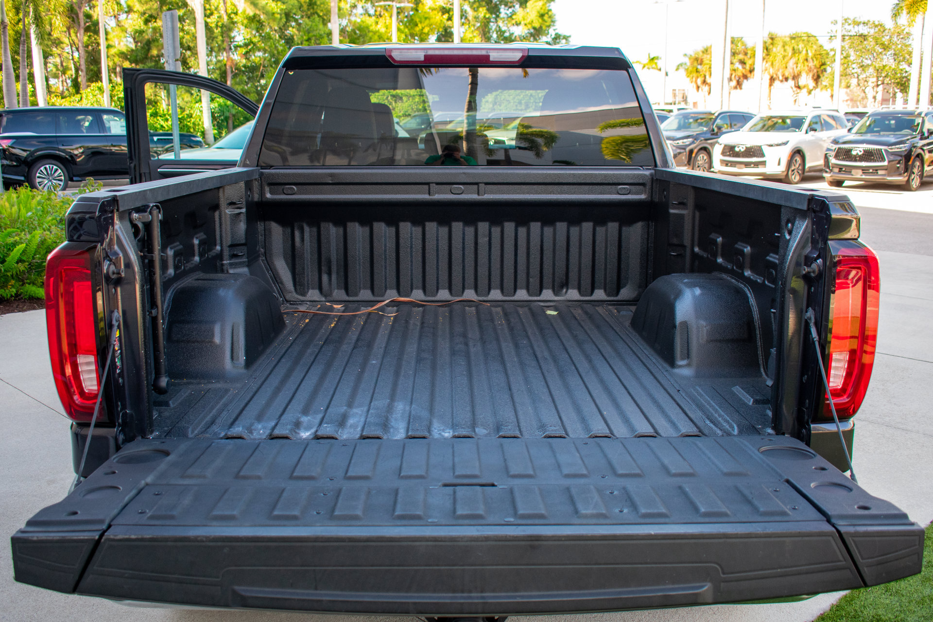 Used 2022 GMC Sierra 1500 SLT w/ SLT Premium Package RWD image 40