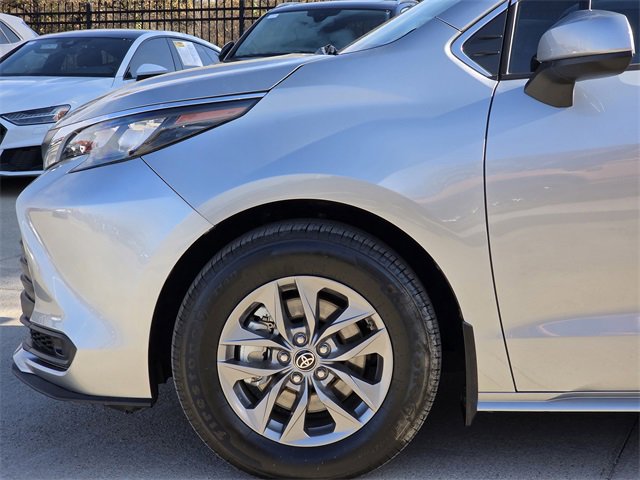 Used 2025 Toyota Sienna LE image 5