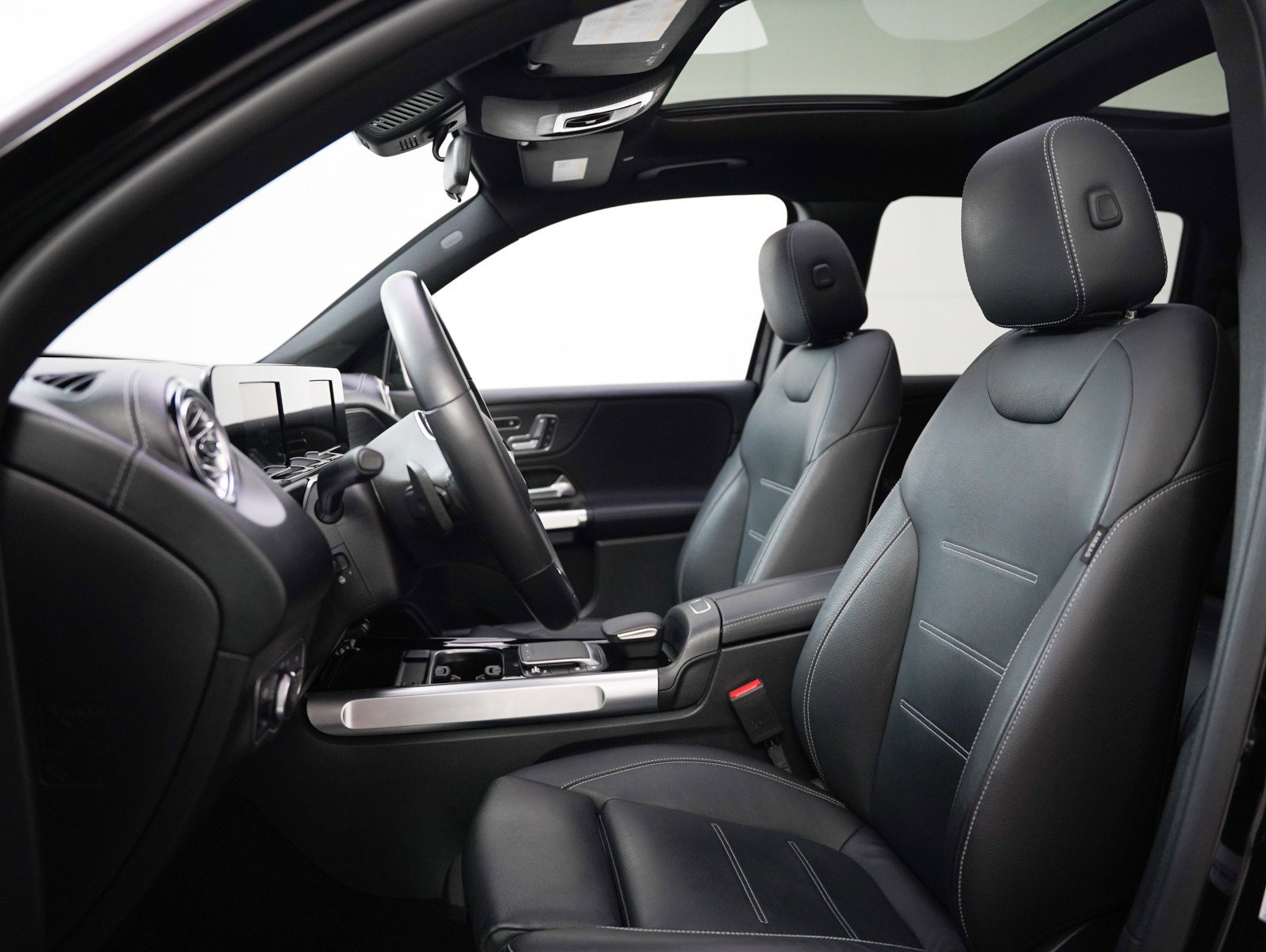 Certified 2022 Mercedes-Benz GLB 250 4MATIC w/ AMG Line image 8