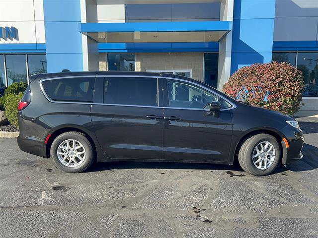 Used 2023 Chrysler Pacifica Touring-L FWD image 8