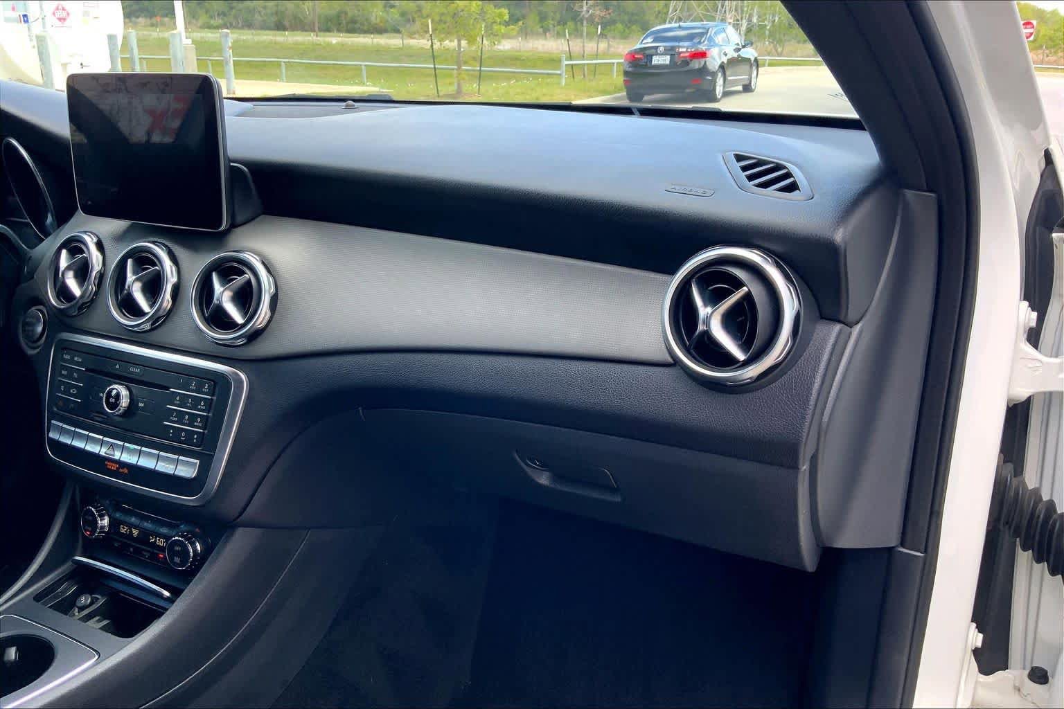 Used 2019 Mercedes-Benz GLA 250 4MATIC image 17