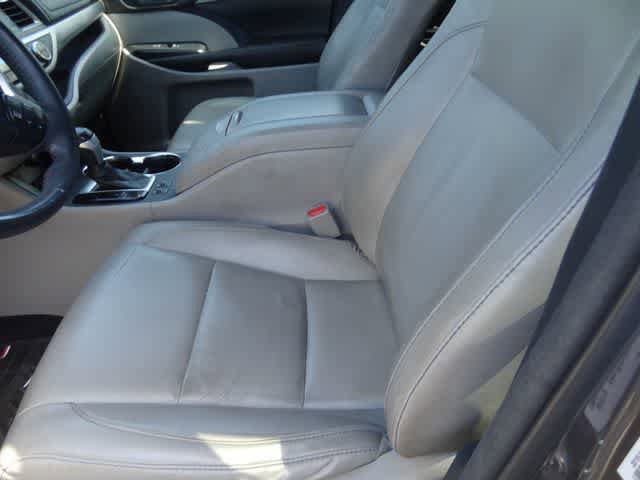 Used 2016 Toyota Highlander XLE w/ Protection Package #3 AWD/4WD image 6