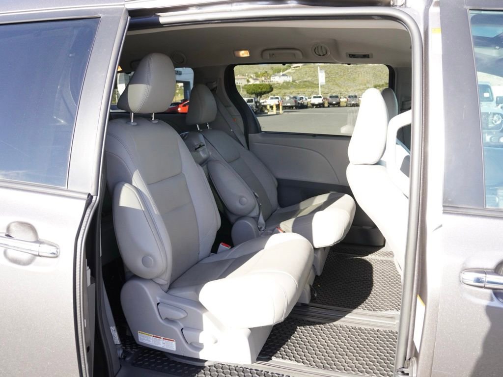 Used 2020 Toyota Sienna XLE image 24