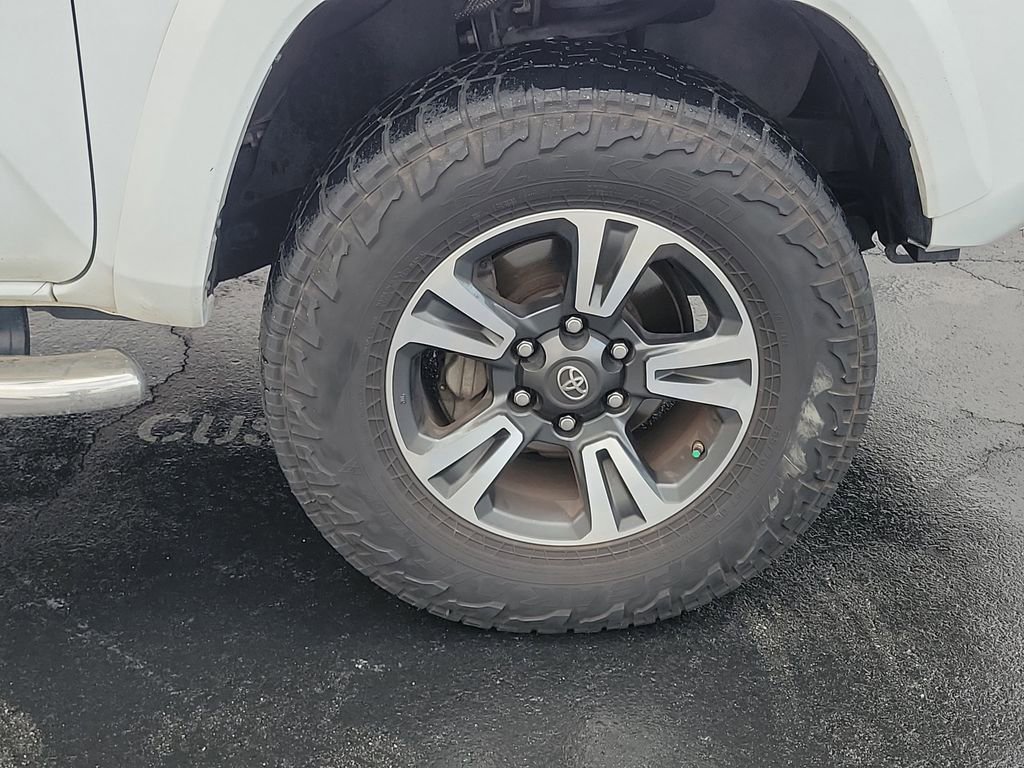 Used 2016 Toyota Tacoma TRD Sport w/ Towing Package image 5