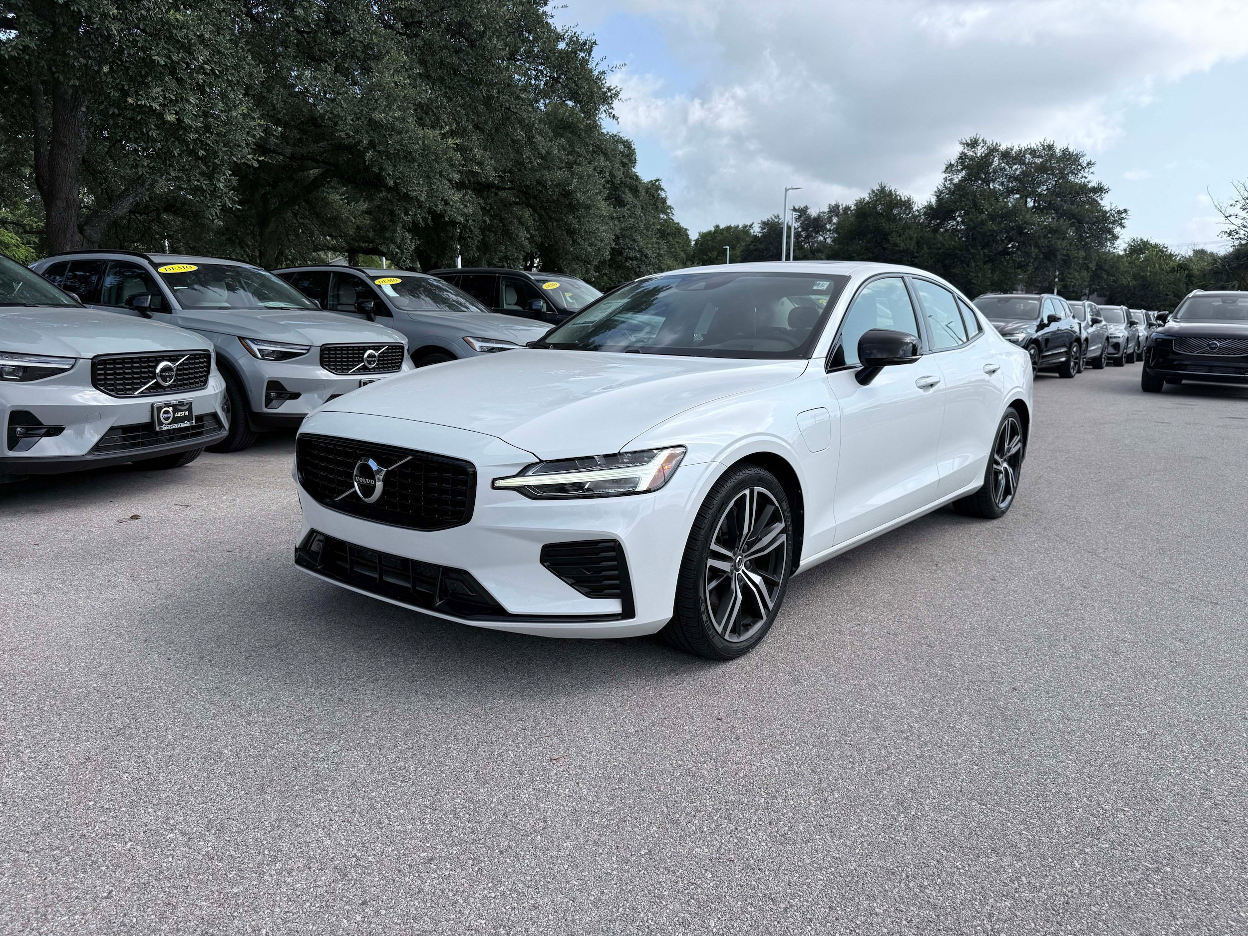 Used 2021 Volvo S60 T8 R-Design Expression w/ Premium Package AWD/4WD image 2