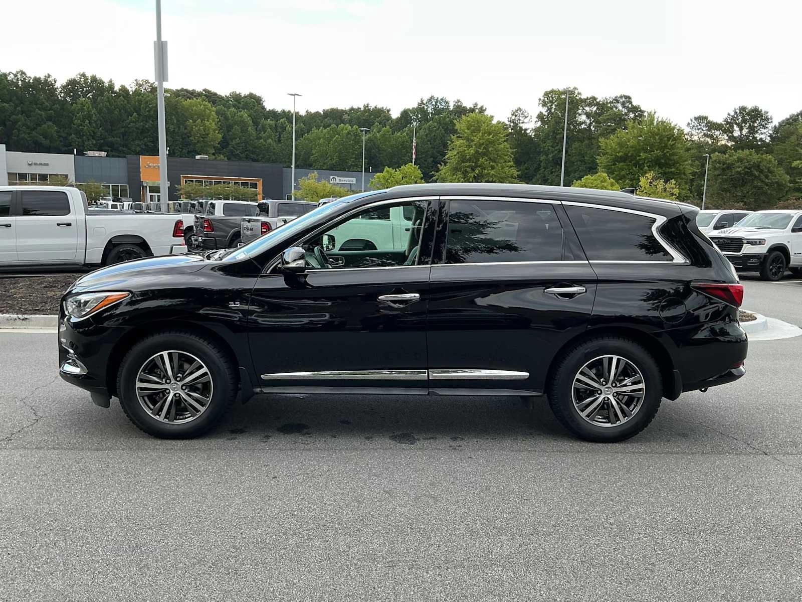 Used 2017 INFINITI QX60 FWD w/ Premium Plus Package image 2