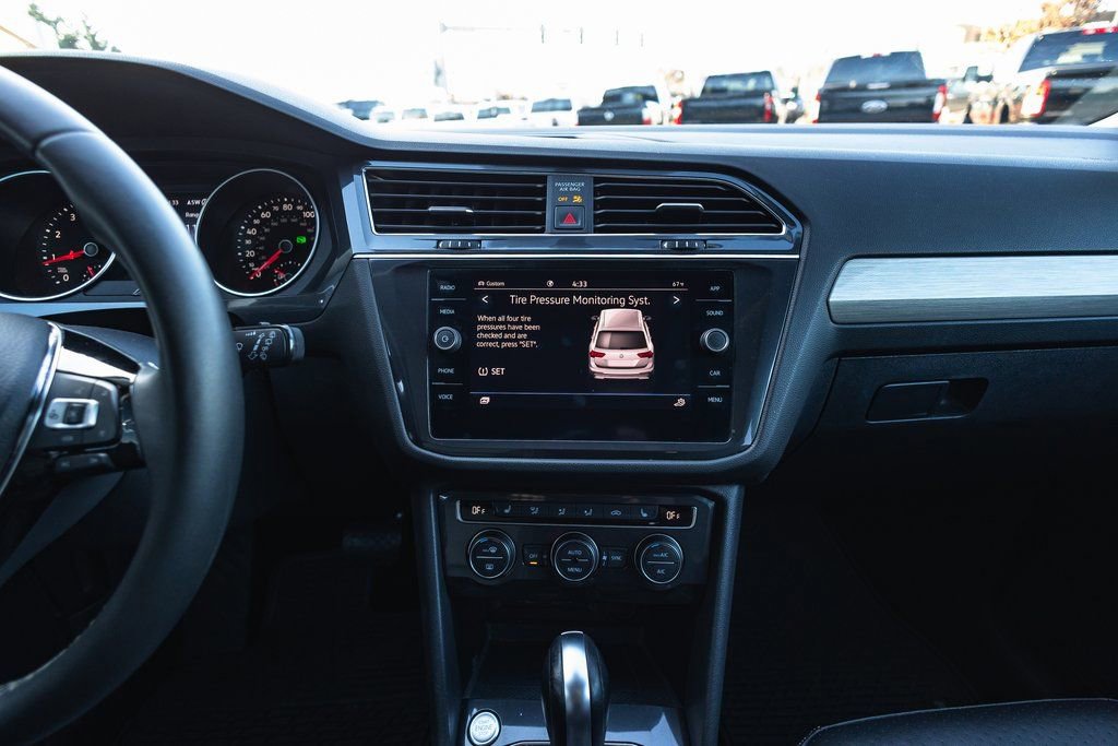 Used 2021 Volkswagen Tiguan SE w/ Panoramic Sunroof Package image 27