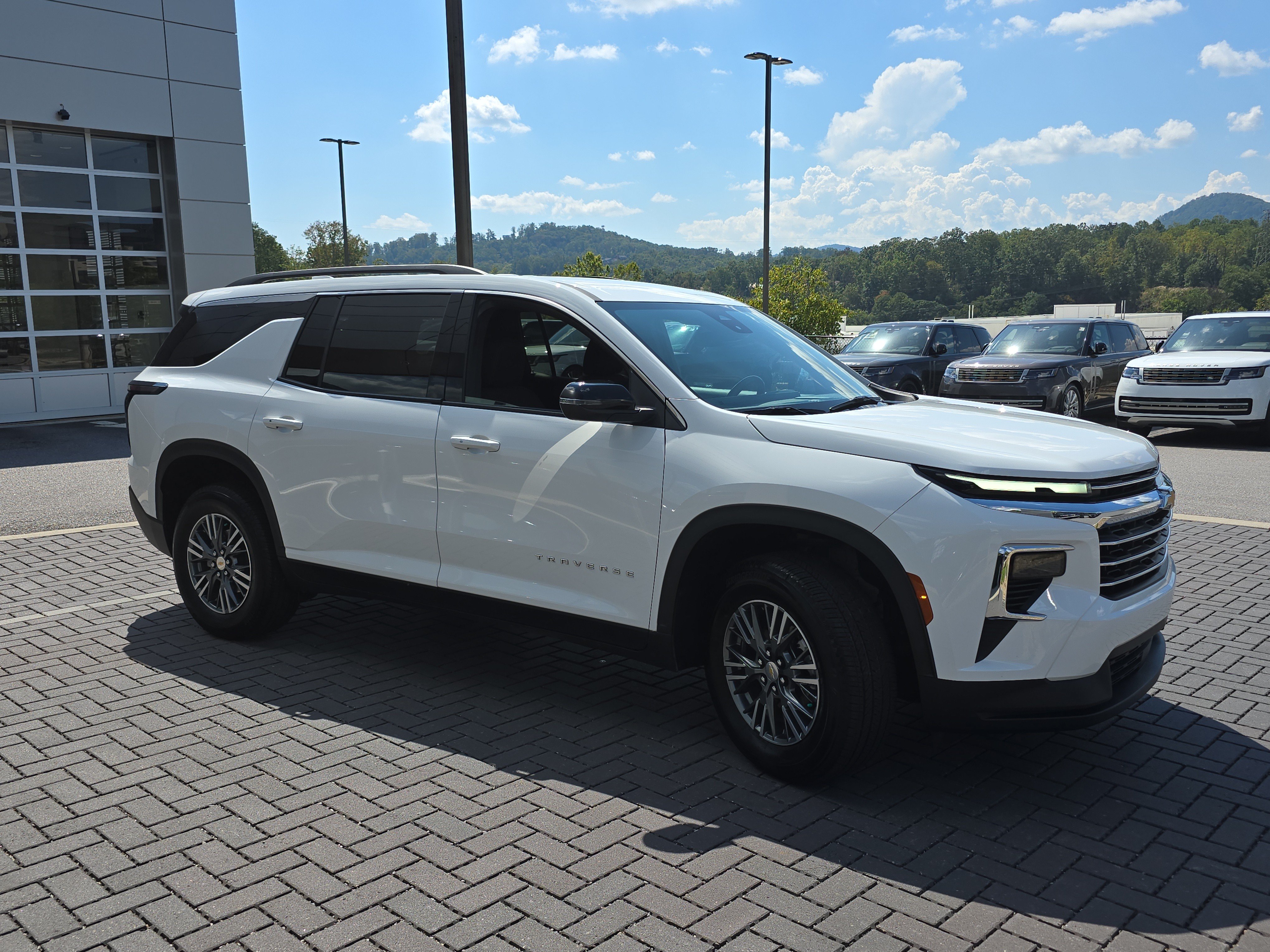 Used 2025 Chevrolet Traverse LT FWD image 3