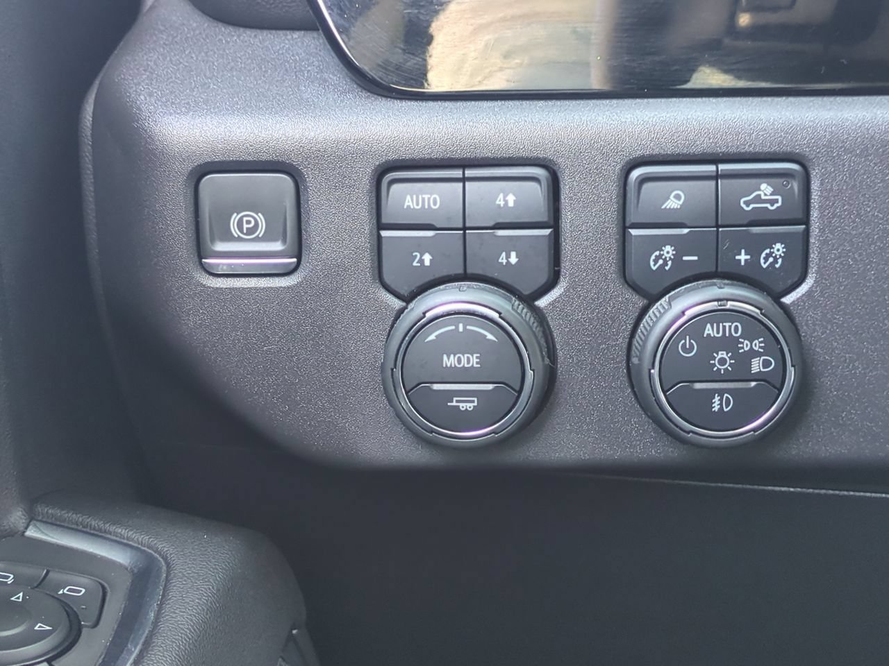 Used 2024 Chevrolet Silverado 1500 LT Trail Boss w/ Convenience Package II AWD/4WD image 18