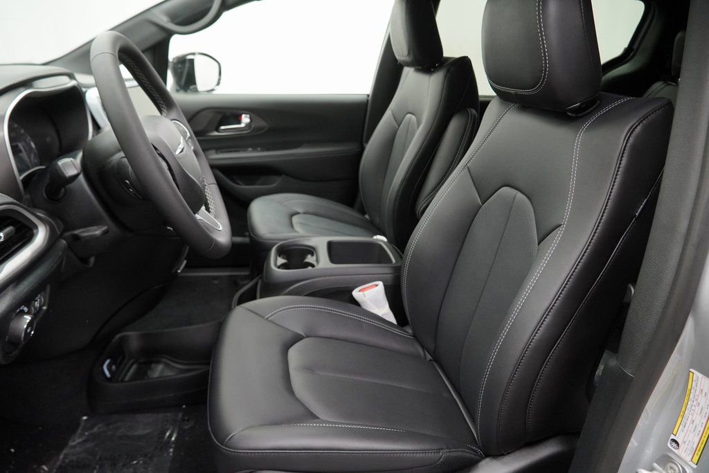 New 2026 Chrysler Pacifica Select image 17
