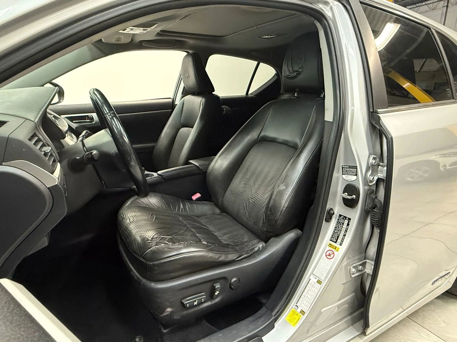 Used 2011 Lexus CT 200h Premium image 17