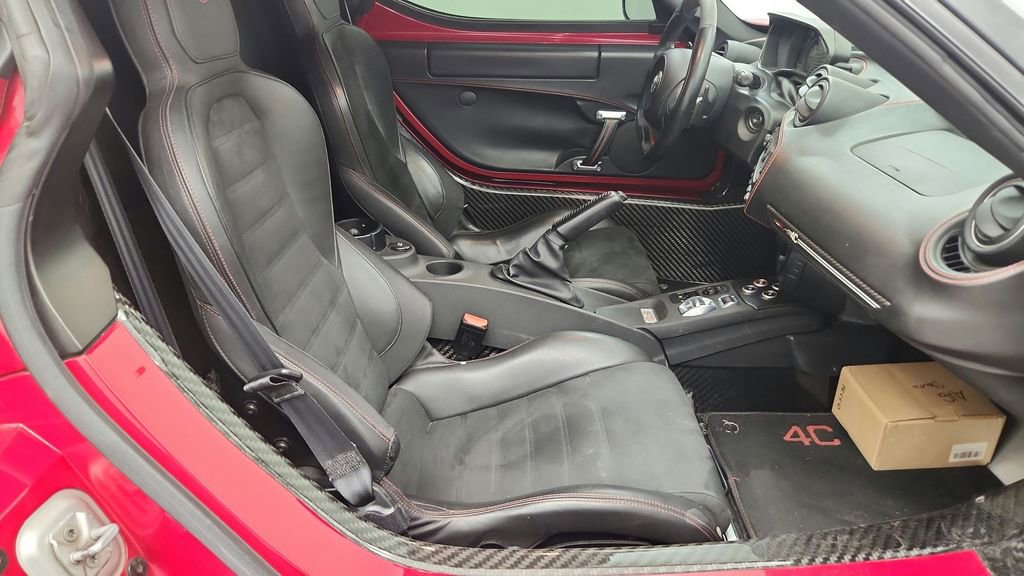 Used 2015 Alfa Romeo 4C Launch Edition w/ Convenience Group RWD image 31