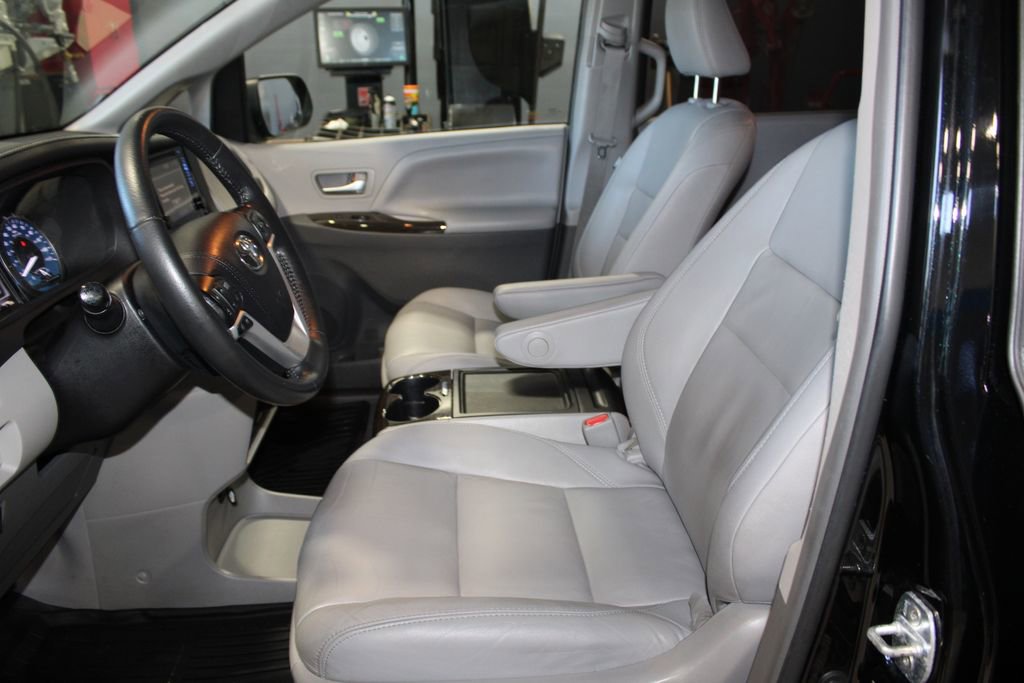 Used 2017 Toyota Sienna XLE Premium image 11