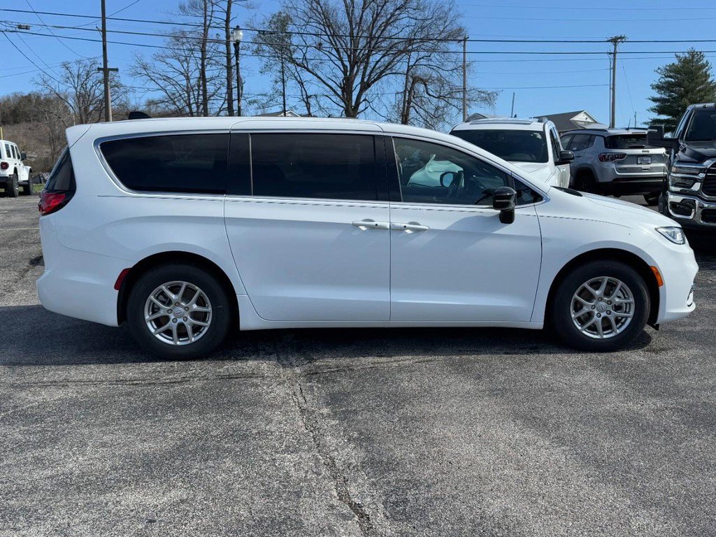 New 2026 Chrysler Pacifica Select image 2