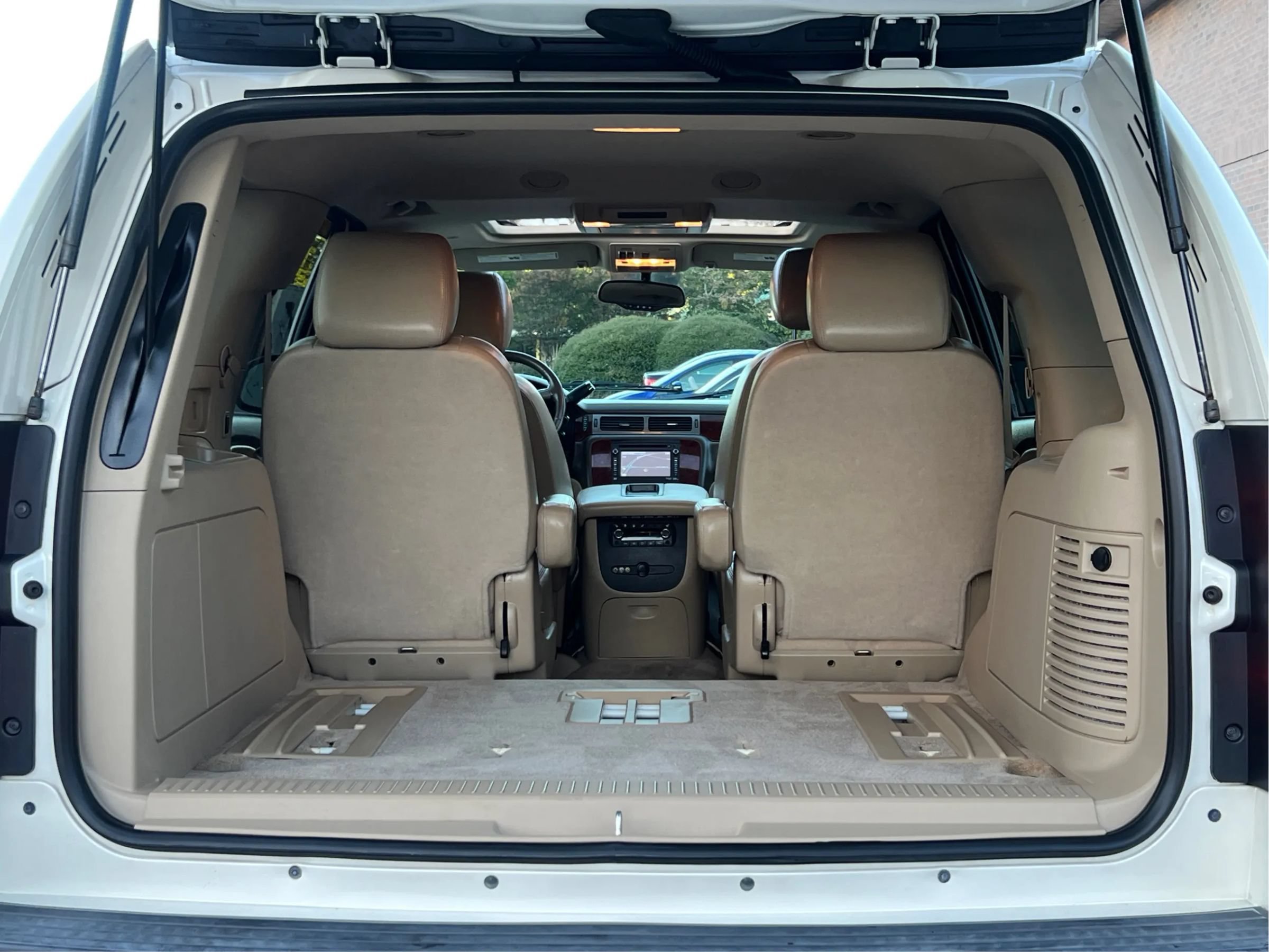 Used 2014 Chevrolet Tahoe LTZ RWD image 23