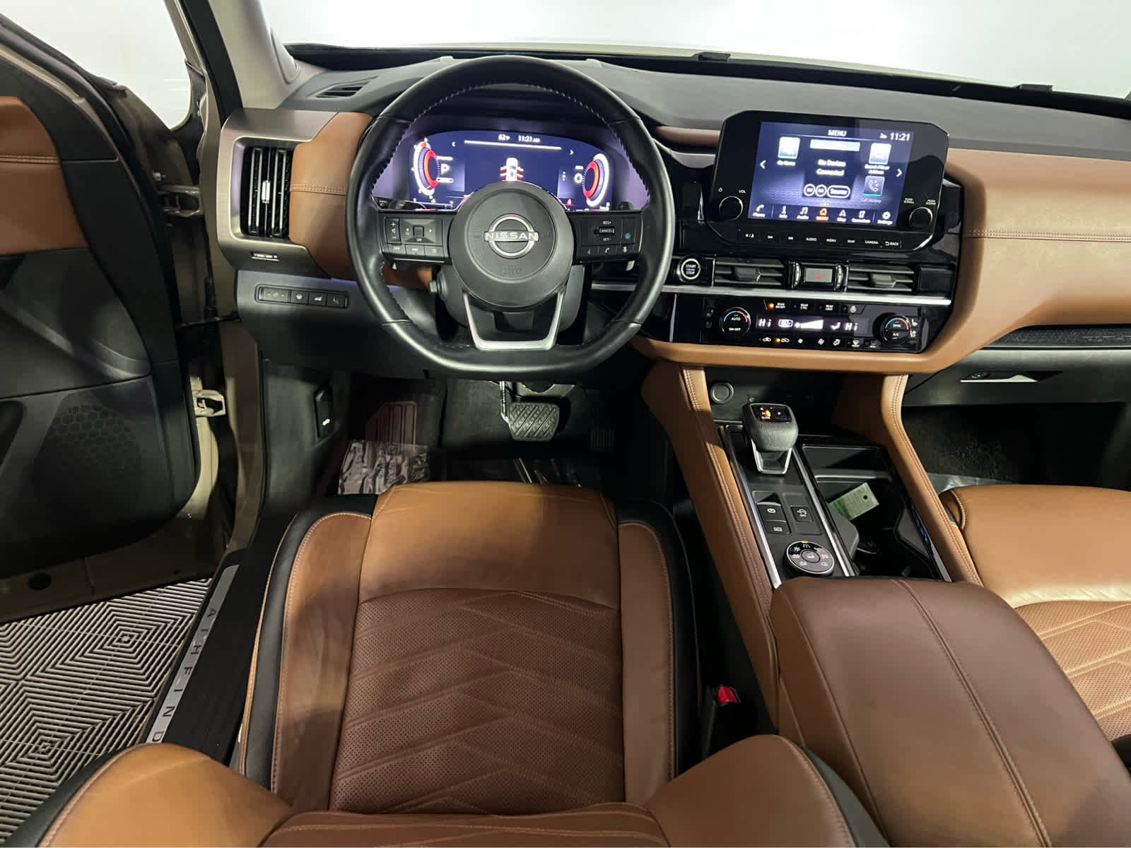 Used 2023 Nissan Pathfinder Platinum image 13