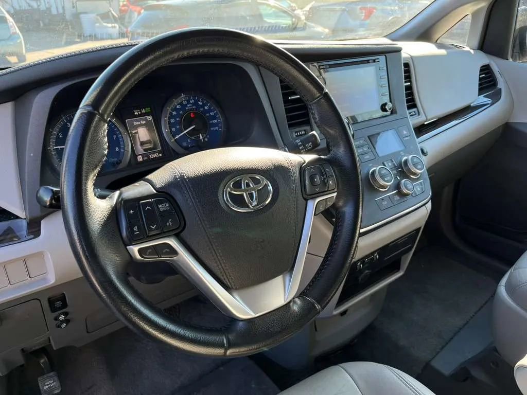 Used 2019 Toyota Sienna XLE FWD image 27