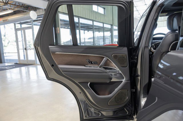 Used 2025 Land Rover Range Rover Autobiography image 25