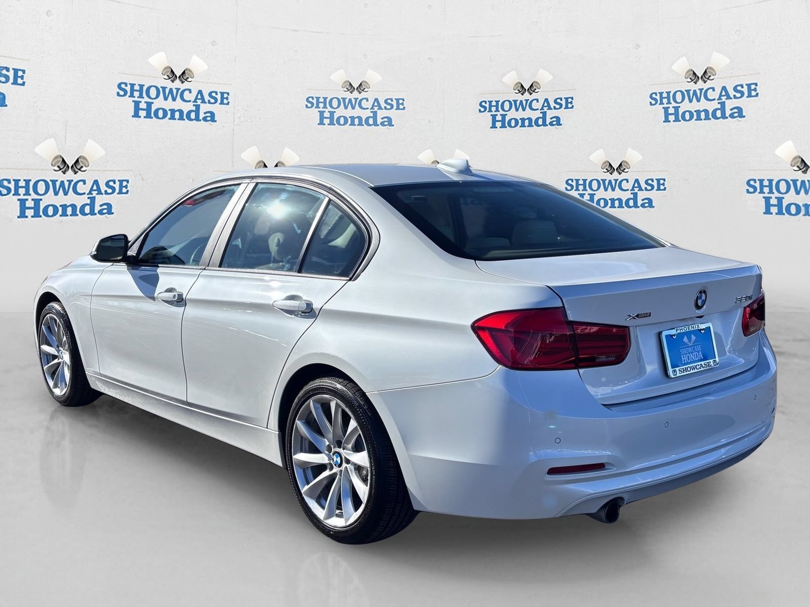 Used 2018 BMW 320i xDrive Sedan AWD/4WD image 5