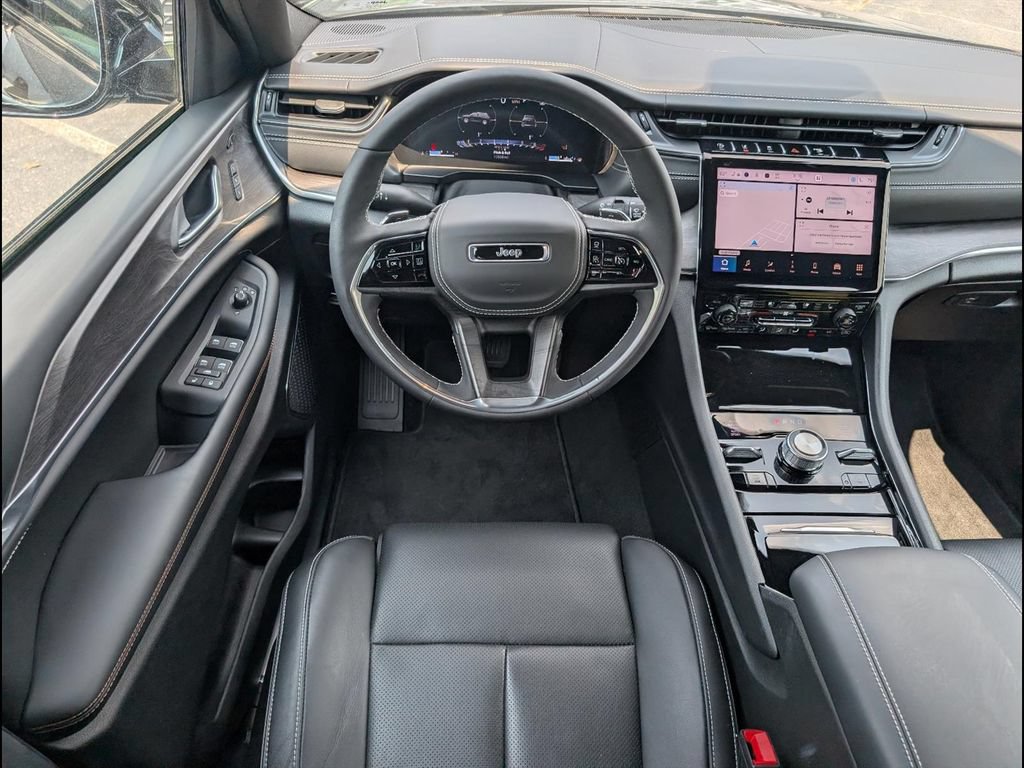 Used 2025 Jeep Grand Cherokee Overland w/ Luxury Tech Group IV AWD/4WD image 9