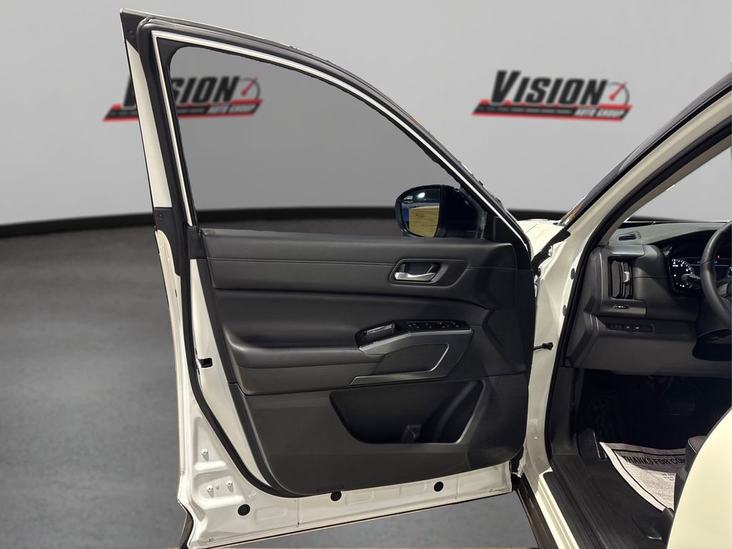 Used 2023 Nissan Pathfinder SL w/ Black Appearance Package image 23