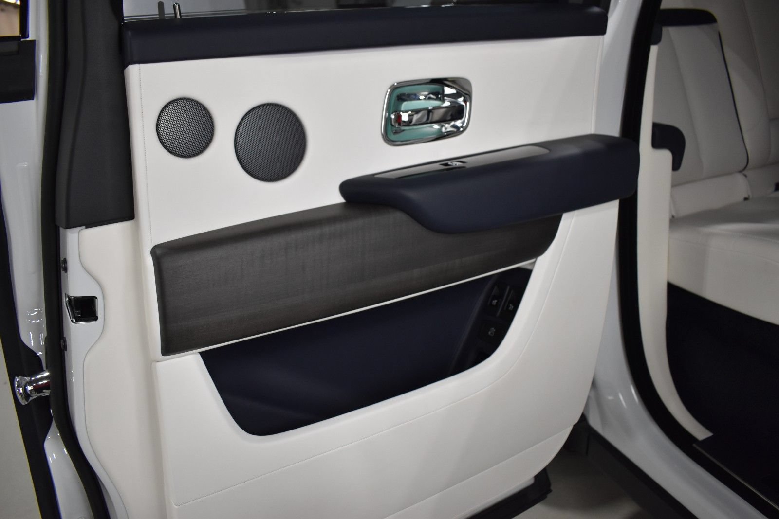 Certified 2024 Rolls-Royce Cullinan AWD/4WD image 27
