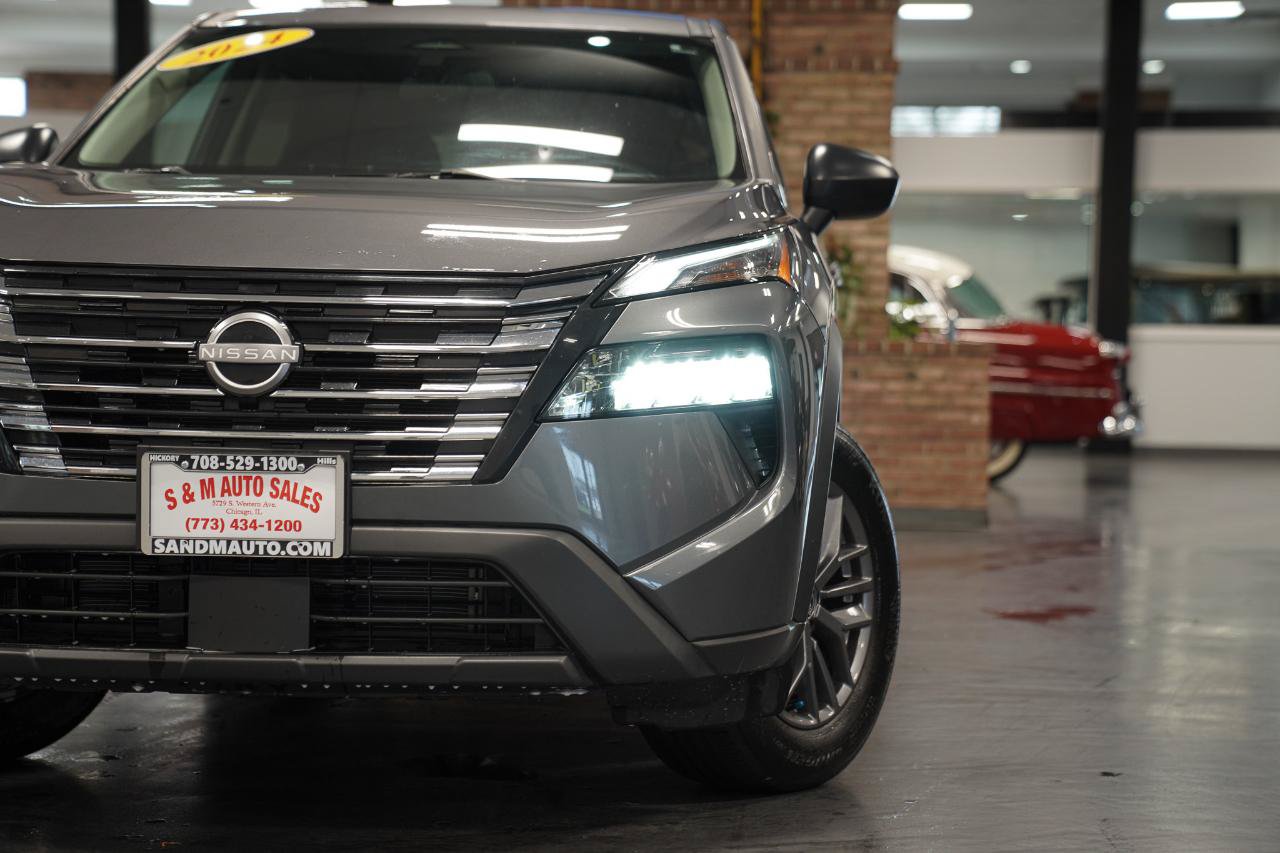 Used 2024 Nissan Rogue S AWD/4WD image 2