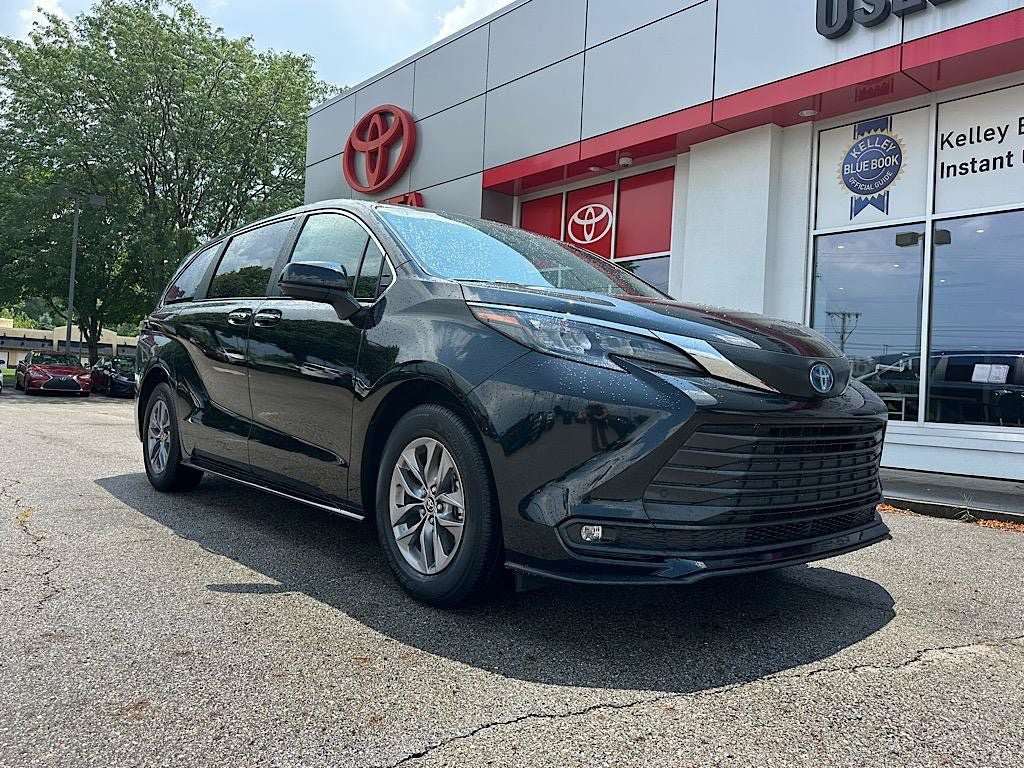 Certified 2025 Toyota Sienna XLE FWD image 7
