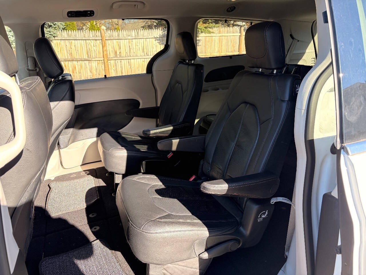 Used 2020 Chrysler Pacifica Touring-L FWD image 17