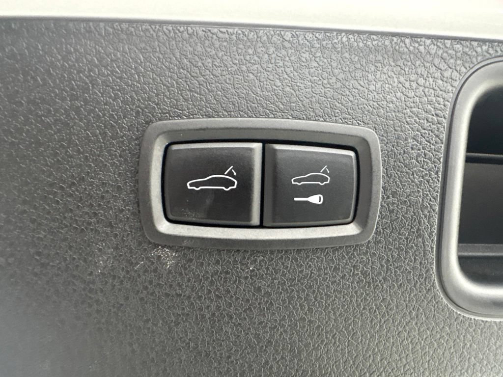 Certified 2023 Porsche Macan AWD/4WD image 21