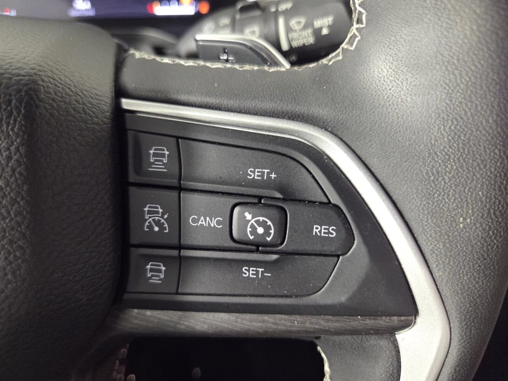 Used 2023 Jeep Grand Cherokee L Limited w/ Trailer Tow Group (B) AWD/4WD image 17
