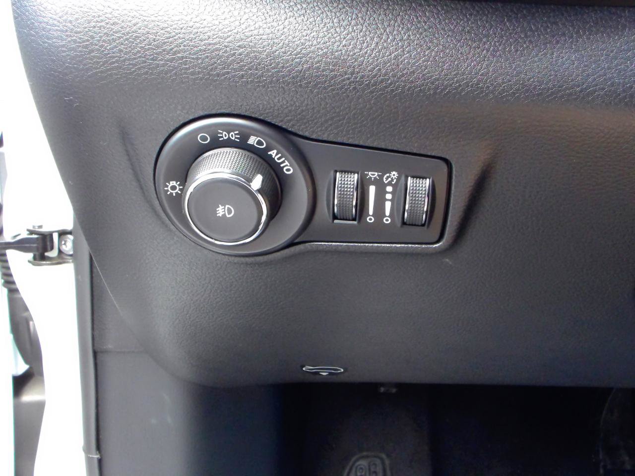 Used 2025 Jeep Compass Limited w/ Elite Group AWD/4WD image 14