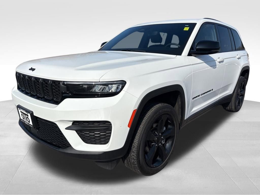 Used 2023 Jeep Grand Cherokee Altitude image 3