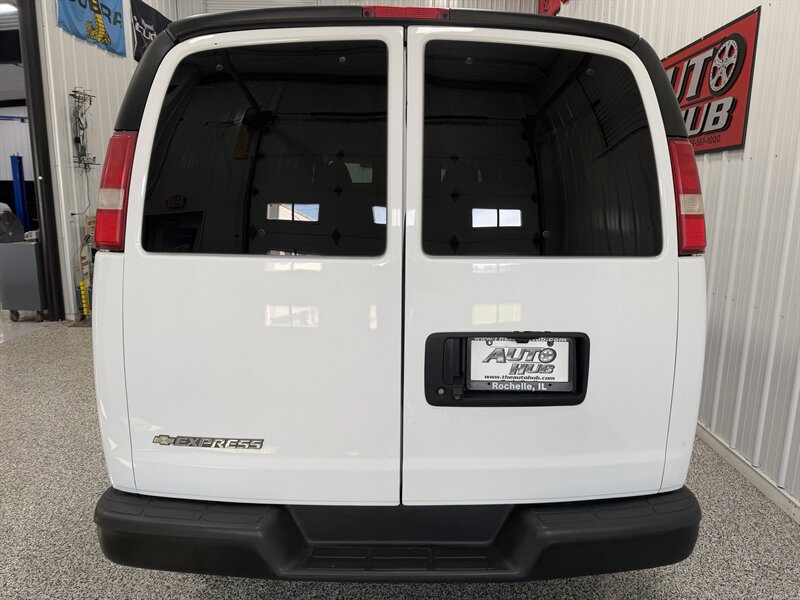 Used 2017 Chevrolet Express 3500 LT w/ LT Preferred Equipment Group RWD image 21