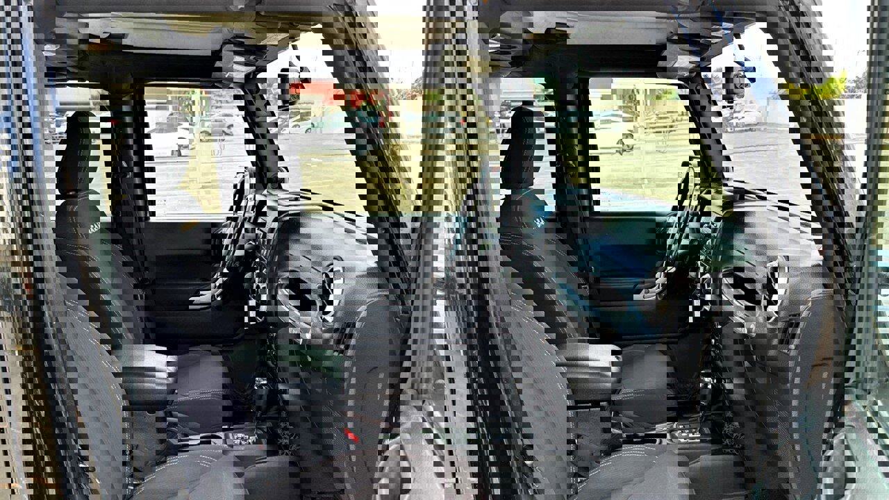 Used 2013 Jeep Wrangler Unlimited Sahara image 14