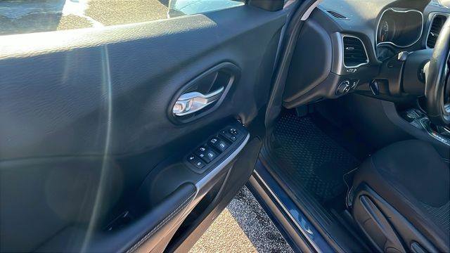 Used 2019 Jeep Cherokee Latitude w/ Cold Weather Group image 12