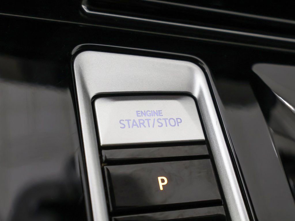 Used 2025 Volkswagen Atlas SE image 42