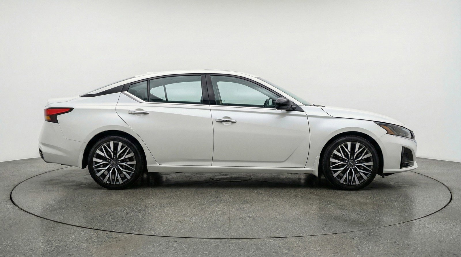 Used 2025 Nissan Altima 2.5 SV image 11