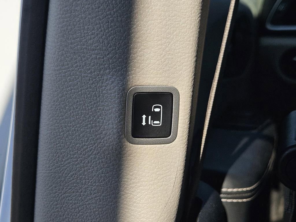 Used 2024 Chrysler Pacifica Select image 29