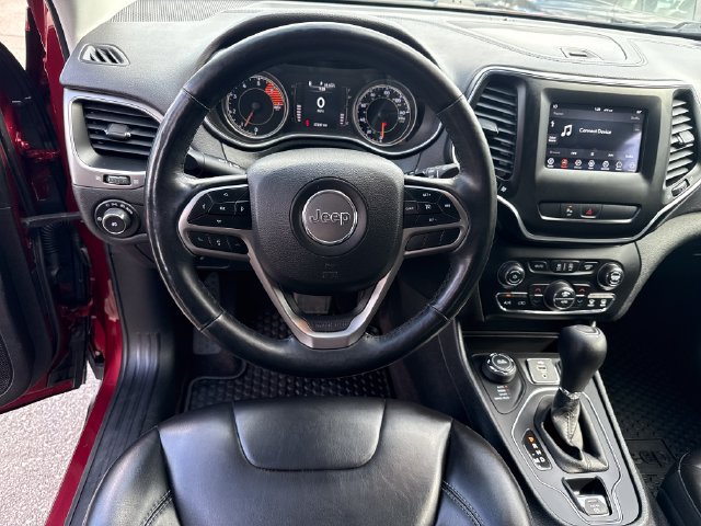 Used 2019 Jeep Cherokee Latitude Plus w/ Comfort/Convenience Group AWD/4WD image 17