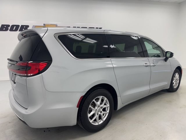 Used 2023 Chrysler Pacifica Touring-L FWD image 5