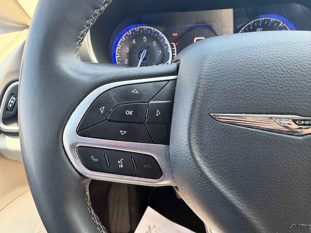 Used 2023 Chrysler Pacifica Touring-L image 29