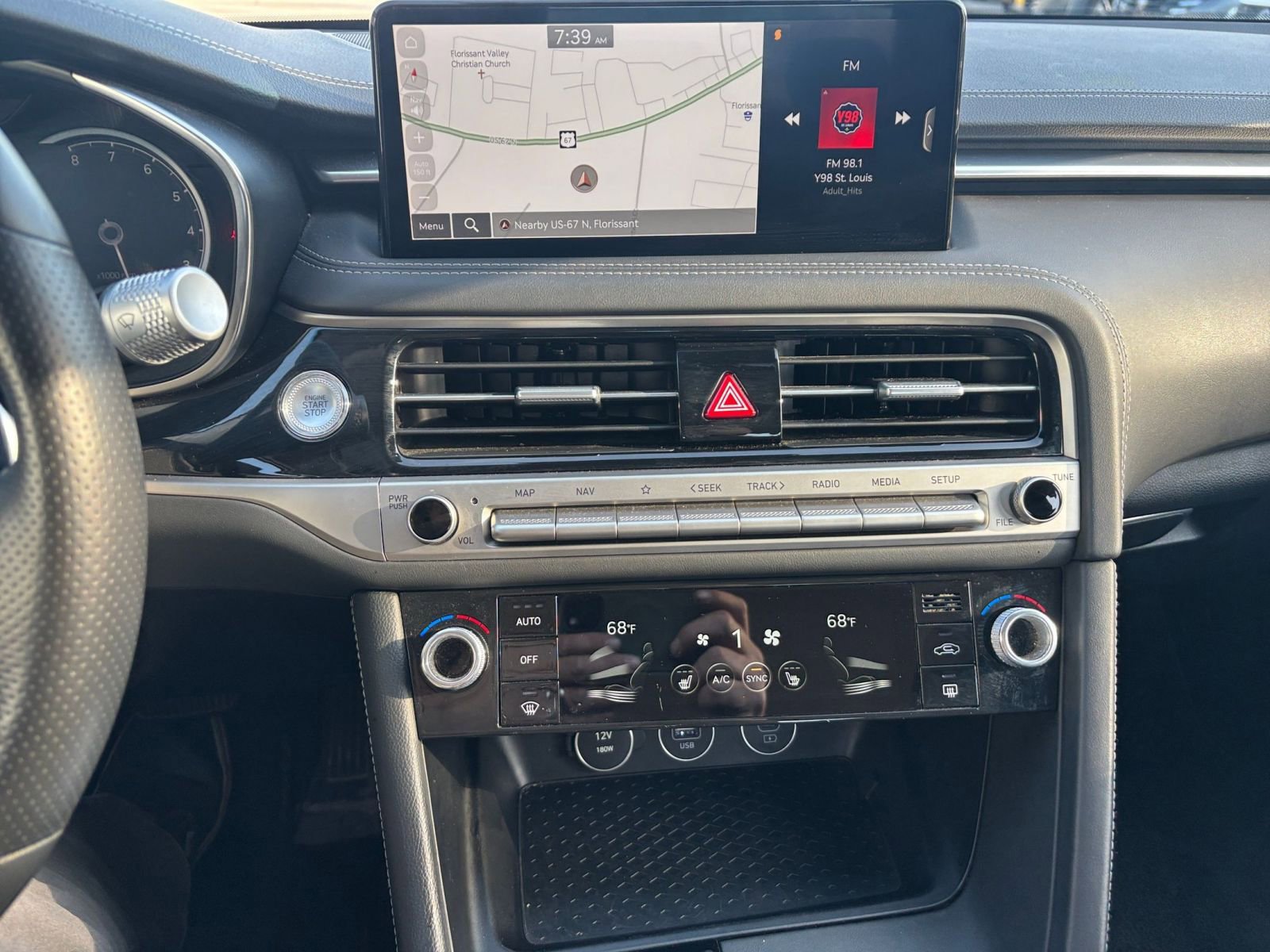 Used 2025 Genesis G70 2.5T image 17