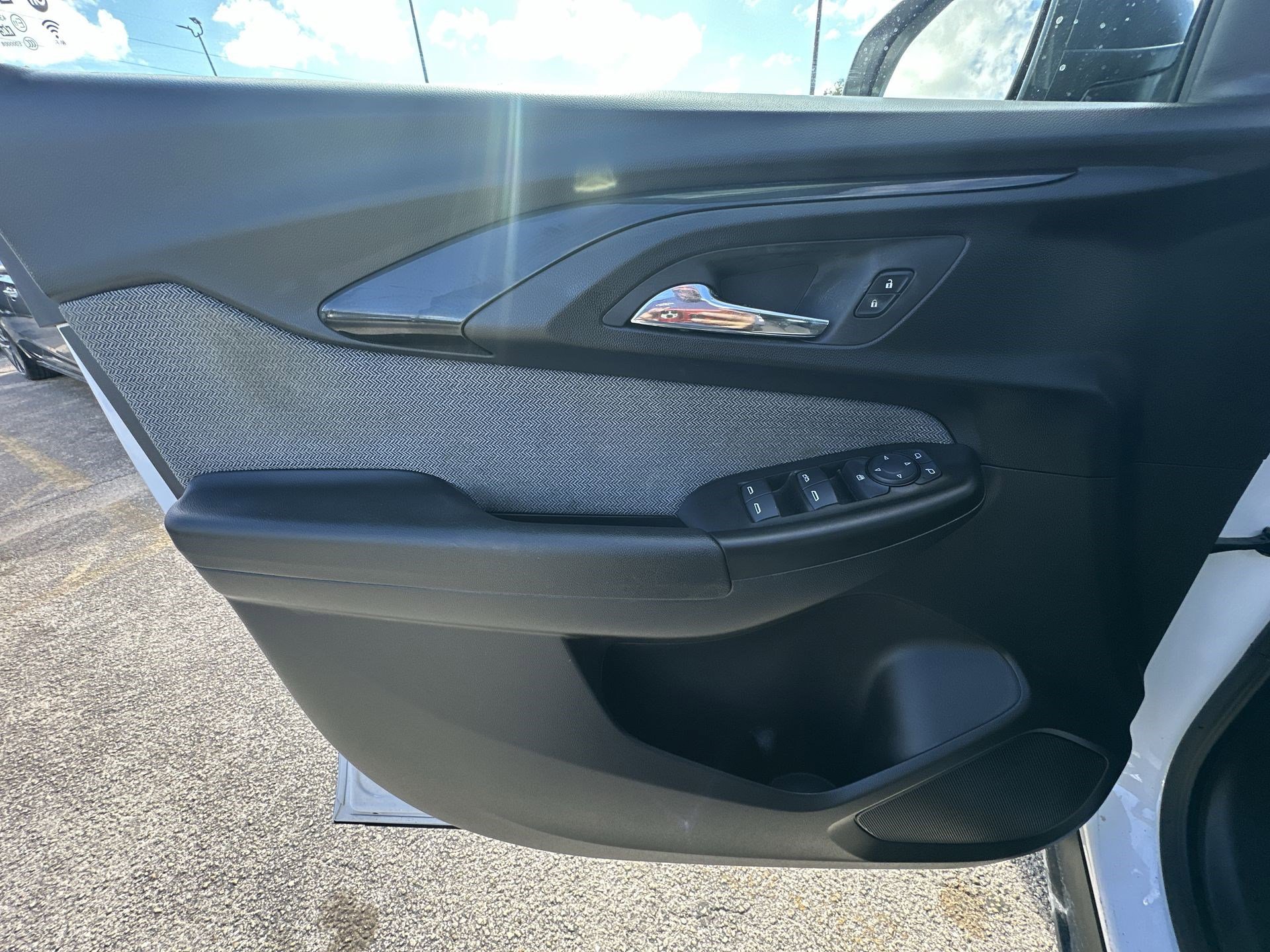 Used 2023 Chevrolet TrailBlazer LS image 30