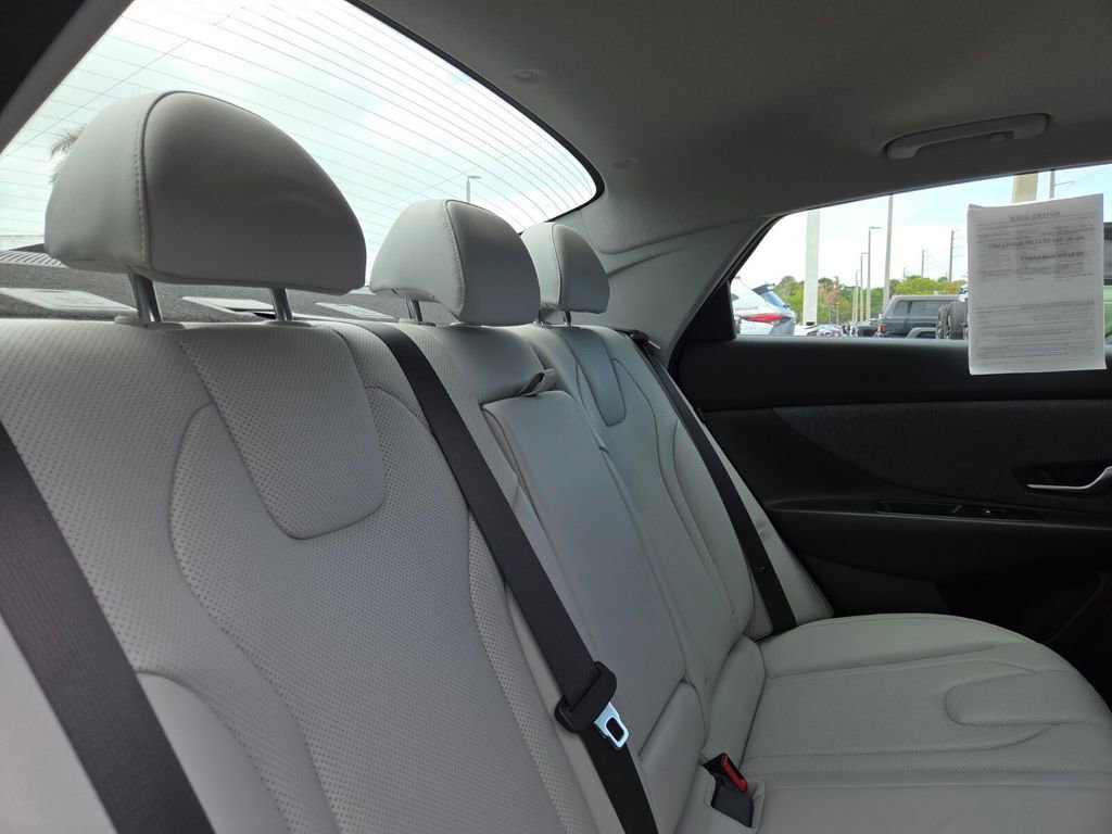 Used 2025 Hyundai Elantra Limited image 14