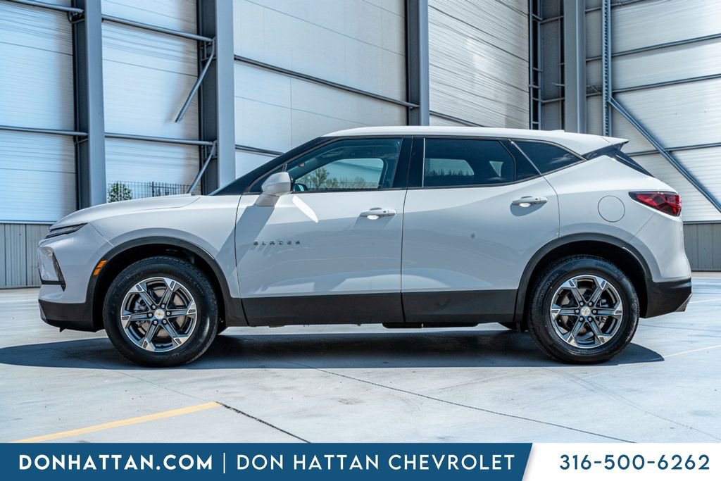 Used 2025 Chevrolet Blazer LT AWD/4WD image 2