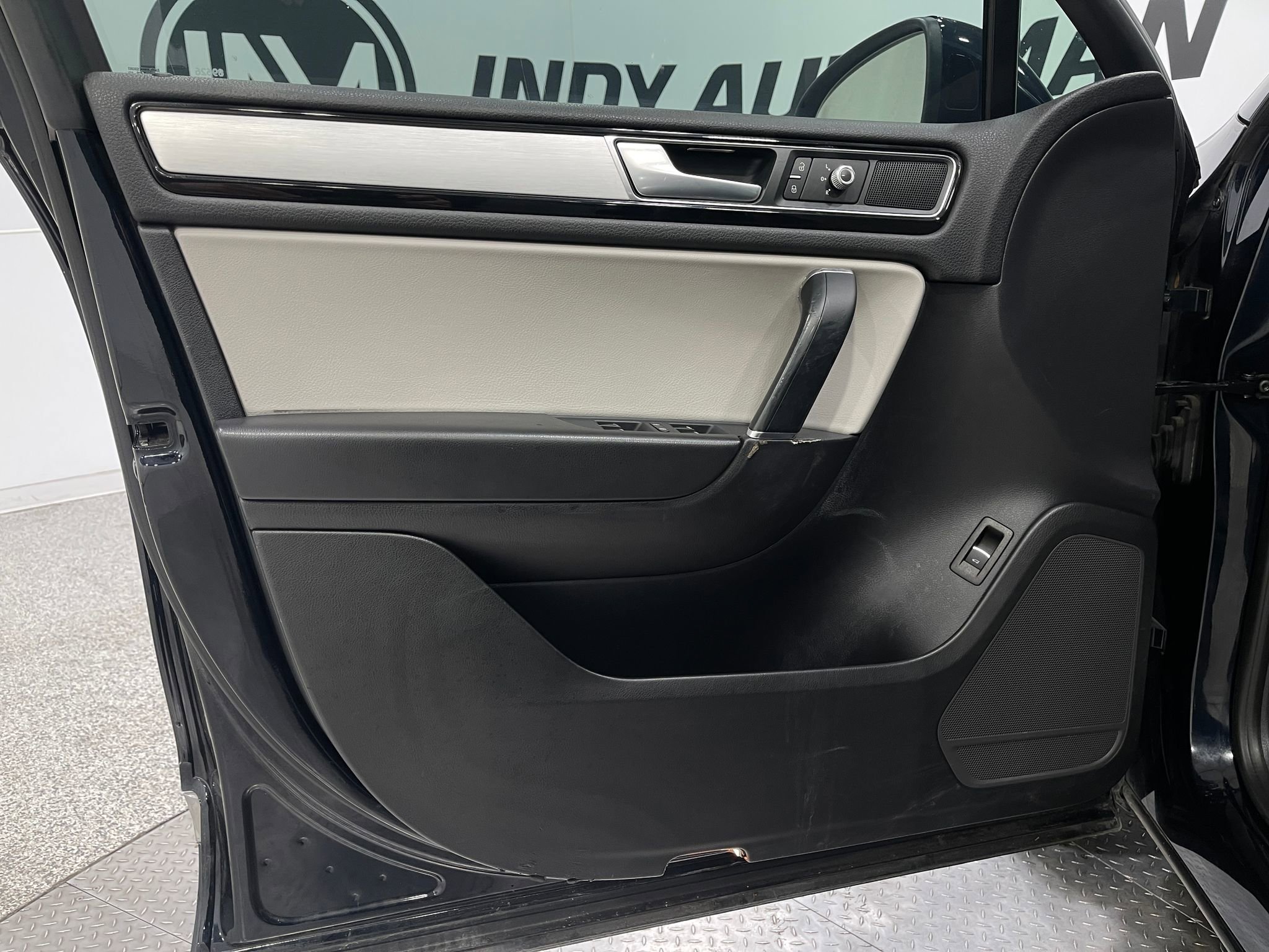 Used 2017 Volkswagen Touareg Wolfsburg Edition AWD/4WD image 15