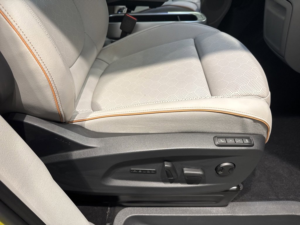 Used 2025 Volkswagen ID. Buzz 1st Edition image 39